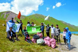 湘潭等地志愿者远赴新疆为 中国最美公路 捡拾垃圾